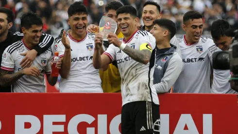 Pavez bromeó con el galvano de la Copa Chile.
