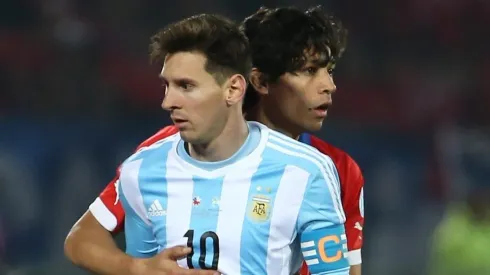 Matías Fernández junto a Lionel Messi. Crédito: Gettyimages.
