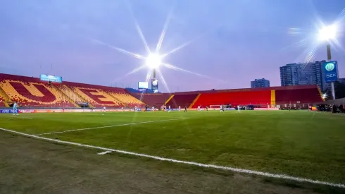 La cancha del Santa Laura es cuidada antes del Superclásico.
