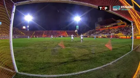 El estado de la cancha del Santa Laura. Crédito: TNT Sports.
