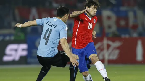 Jorge Valdivia vs Uruguay. Crédito: Photosport
