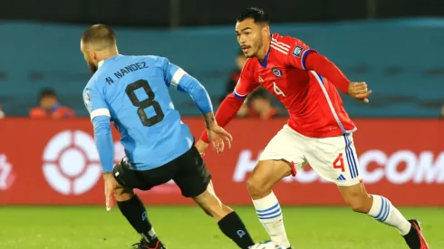 La tremenda defensa que recibió Gabriel Suazo en la previa del duelo ante Colombia. 
