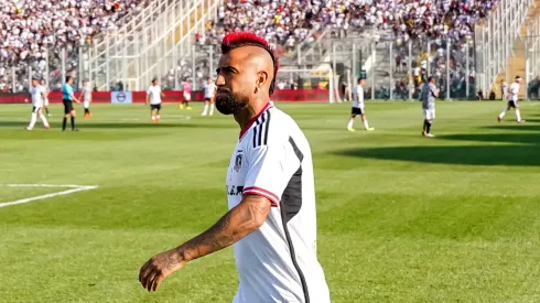 Arturo Vidal y Colo Colo se acercan sigilosamente.
