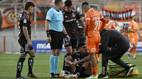 Arturo Vidal aconseja a Carlos Palacios tras su lesión en Colo Colo.
