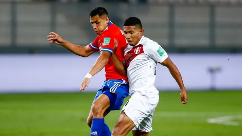 Chile se mide ante Perú en las Eliminatorias 2026.
