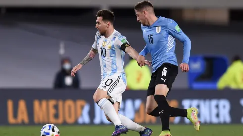 Argentina enfrenta a Uruguay.
