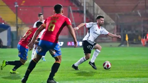 Colo Colo enfrenta a Unión Española en partido clave.
