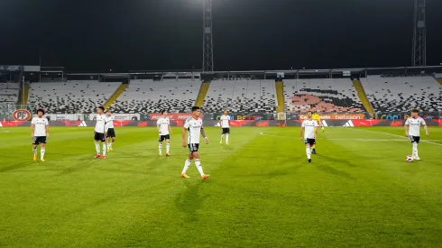 Histórico de Colo Colo le pega a Blanco y Negro por la cancha del Estadio Monumental.
