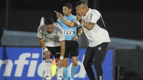 Jorge Almirón le da instrucciones a Óscar Opazo
