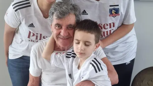 Mirko Jozic aparece jugando fútbol con su nieto.
