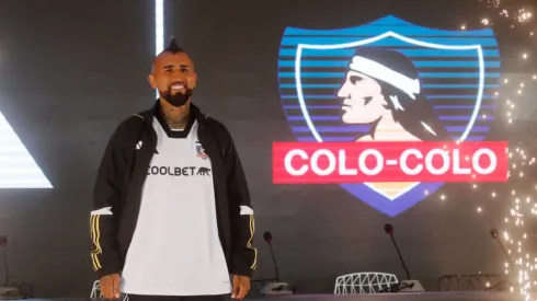 Colo Colo presenta la nueva camiseta visita temporada 2024.
