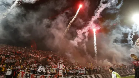 Daniel Morón le pega a los hinchas mal portados de Colo Colo.
