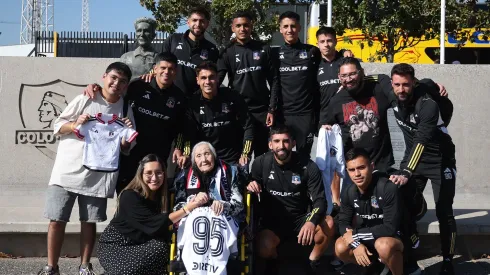 La Abuelita Alba con los jugadores en el Monumental
