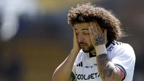 Maximiliano Falcón se defiende tras fuerte choque con Dixon Pereira.

