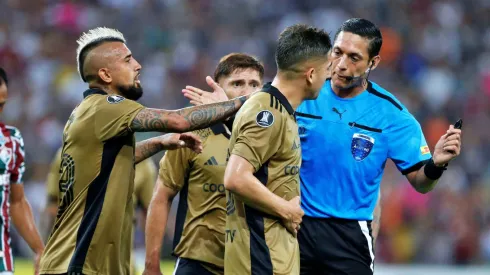 Hinchas de Colo Colo no perdonaron al árbitro del partido.
