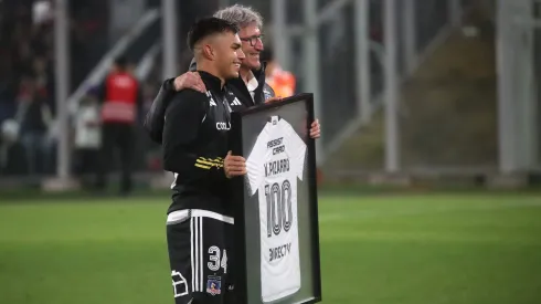 Vicente Pizarro recibiendo su camiseta enmarcada.
