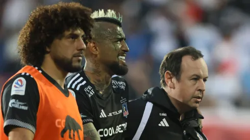 Arturo Vidal y Maxi Falcón salieron con molestias físicas en Colo Colo.
