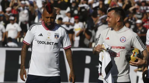 Arturo Vidal y Gary Medel en la despedida de Esteban Paredes.
