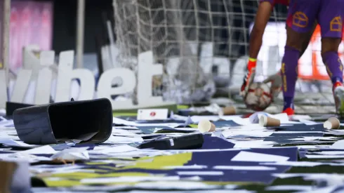 Lleno de papeles terminó la cancha sintética del Bicentenario de La Florida.
