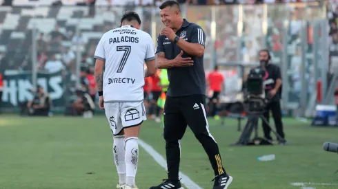 Carlos Palacios recibiendo instrucciones de Jorge Almirón.
