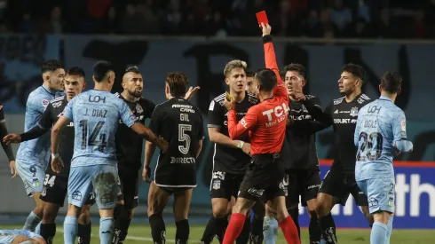 Futbol, O’higgins vs Colo Colo<br />
Cuartos de final – Ida, Copa Chile 2024.
El arbitro Victor Manzor le muestra tarjeta roja al jugador de Colo Colo Arturo Vidal, durante el partido de cuartos de final de Copa Chile 2024 frente a O’higgins realizado en el Estadio El Teniente de Rancagua, Chile.<br />
23/6/2024<br />
Jorge Loyola/Photosport
Football, O’higgins vs Colo Colo<br />
Round of 8, 2024 Copa Chile Championship.
Referee Victor Manzor a shows a red card to Colo Colo player Arturo Vidal, during the round of 8 match of the Copa Chile Championship against O’higgins at the El Teniente stadium in Rancagua, Chile.<br />
23/6/2024<br />
Jorge Loyola/Photosport
