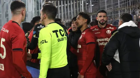 Los jugadores de Universitario durante los incidentes en el Monumental.
