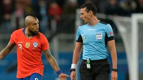 Arturo Vidal cargó con todo ante Wilmar Roldán.
