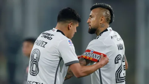 La particular jineta de capitán que lleva Arturo Vidal en Colo Colo