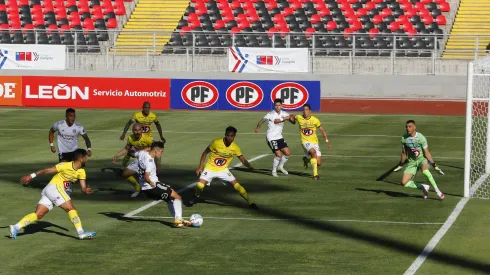 Pablo Solari le anota el histórico gol a Universidad de Concepión.
