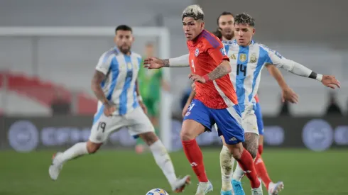 Futbol, Argentina vs Chile<br />
Septima fecha, eliminatorias al mundial 2026.<br />
El jugador de la seleccion chilena, Carlos Palacios, juega el balon durante el partido de clasificacion al mundial 2026 realizado en el estadio Monumental de Buenos Aires, Argentina.<br />
05/09/2024<br />
UNAR Photo/Photosport
Football, Argentina vs Chile<br />
7nd turn, 2026 World cup qualifiers.<br />
Chile’s player, Carlos Palacios, play the ball during the 2026 World Cup qualifier match held at the Monumental stadium in Buenos Aires, Argentina.<br />
05/09/2024<br />
UNAR Photo/Photosport
