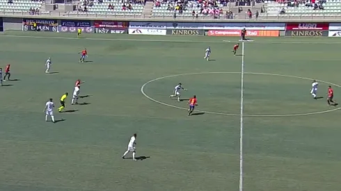 Bryan Soto prueba de larga distancia para el casi gol de Copiapó.
