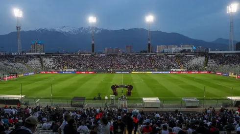 Hinchas de Colo Colo le tocan la oreja a River Plate.
