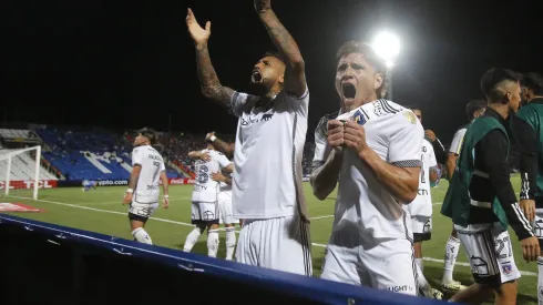 Arturo Vidal y Leonardo Gil celebrando con Colo Colo.
