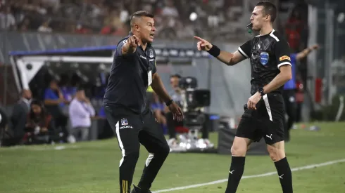 Jorge Almirón reclamando a Andrés Matonte en el partido de Colo Colo ante Godoy Cruz.
