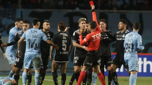 Futbol, O’higgins vs Colo Colo<br />
Cuartos de final – Ida, Copa Chile 2024.
El arbitro Victor Manzor le muestra tarjeta roja al jugador de Colo Colo Arturo Vidal, durante el partido de cuartos de final de Copa Chile 2024 frente a O’higgins realizado en el Estadio El Teniente de Rancagua, Chile.<br />
23/6/2024<br />
Jorge Loyola/Photosport
Football, O’higgins vs Colo Colo<br />
Round of 8, 2024 Copa Chile Championship.
Referee Victor Manzor a shows a red card to Colo Colo player Arturo Vidal, during the round of 8 match of the Copa Chile Championship against O’higgins at the El Teniente stadium in Rancagua, Chile.<br />
23/6/2024<br />
Jorge Loyola/Photosport
