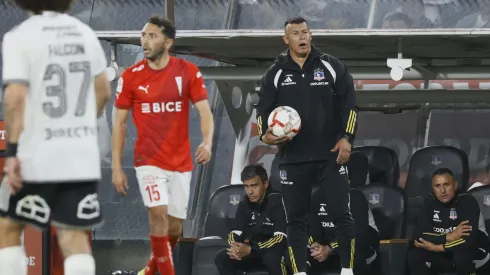 En Colo Colo defienden con todo a Jorge Almirón.
