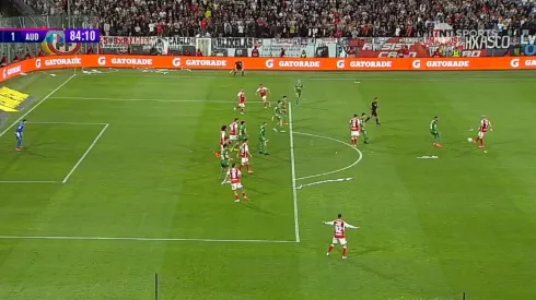 Hinchas de la U piden offside en el gol de Colo Colo.
