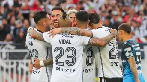 Los jugadores de Colo Colo festejan su triunfo por 3-0 ante Deportes Iquique.
