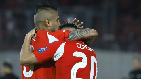 Arturo Vidal defiende a muerte a Lucas Cepeda.
