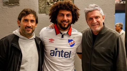 Maxi Falcón posó este viernes con la camiseta de Nacional junto a sus dirigentes.
