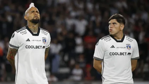 Arturo Vidal y Carlos Palacios con la camiseta de Colo Colo.
