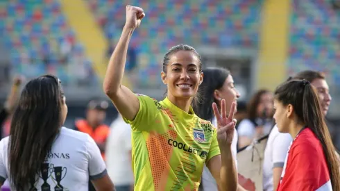 Ryann Torrero aplaude de pie el trabajo de Colo Colo en la rama femenina.

