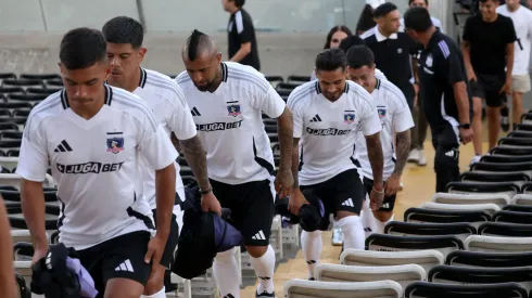 Los jugadores de Colo Colo se hicieron presentes en la presentación de la camiseta 2025.
