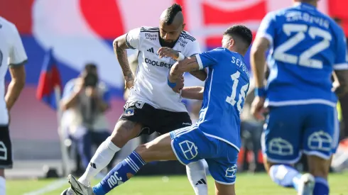 Arturo Vidal jugando el Superclásico ante Universidad de Chile.
