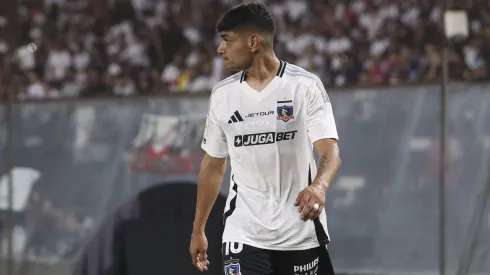 Claudio Aquino recibió tarjeta roja en Colo Colo.

