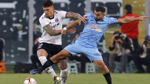 Alan Saldivia disputando el balón con Bryan Rabello.
