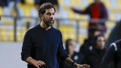 Gustavo Leal dirigiendo a Everton.
