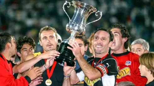 Marcelo Espina y Marcelo Barticciotto levantando el título del Clausura 2002.
