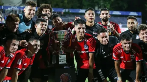 Diego Plaza levantando la copa en Colo Colo en la Serie Río de la Plata 2024.
