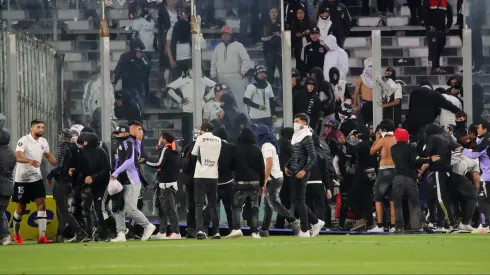 Barristas ingresaron a la cancha del Monumental.
